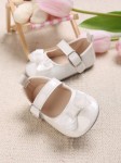 Baby-Lackschuhe, weiße Schleife, Eleganz, Komfort, Sicherheit, hochwertige Materialien, zart lackiert, einzigartiges Design, natürliche Entwicklung, gesundes Wachstum, besondere Erinnerungen