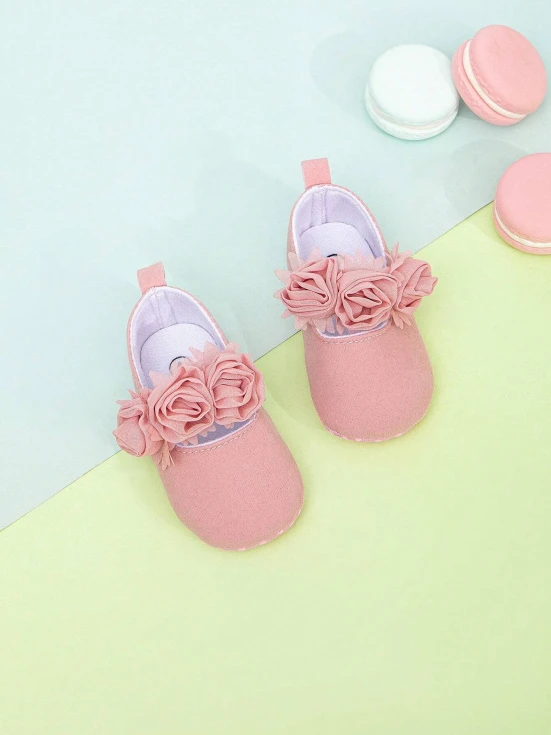 Rosa Babyschuhe, kleine Blumen, zarte Babyschuhe, elegante Babyschuhe, hochwertige Babyschuhe, Babyschuhe für Mädchen, komfortable Babyschuhe, sichere Babyschuhe