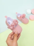 Rosa Babyschuhe, kleine Blumen, zarte Babyschuhe, elegante Babyschuhe, hochwertige Babyschuhe, Babyschuhe für Mädchen, komfortable Babyschuhe, sichere Babyschuhe