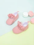 Rosa Babyschuhe, kleine Blumen, zarte Babyschuhe, elegante Babyschuhe, hochwertige Babyschuhe, Babyschuhe für Mädchen, komfortable Babyschuhe, sichere Babyschuhe