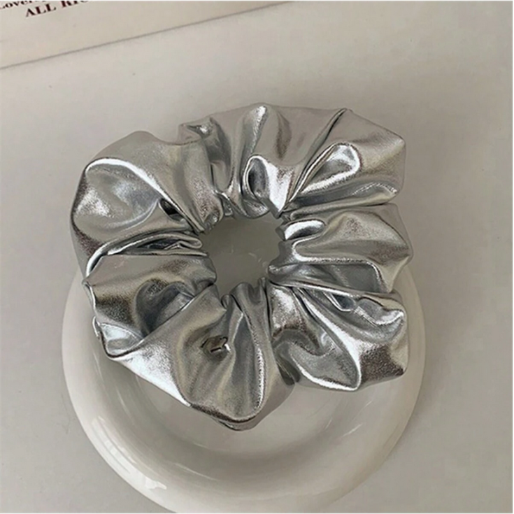 Silberglanz, Mädchen Scrunchie, elegantes Haaraccessoire, Kinder Mode, Haarschmuck, Geschenkidee, stylisches Haargummi, Komfort und Stil, metallischer Glanz, besondere Anlässe