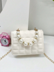 Mädchen-Tasche, Perlenzauber, elegante Kindertasche, gesteppte Tasche, Perlen-Accessoire, Mädchen-Mode, klassische Kindertasche, sichere Kindertasche, Mädchen-Geschenk, festliche Tasche für Mädchen