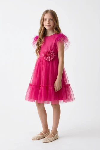 Gabi – festliches Tüllkleid in Dunkelrosa mit Federärmeln und Blüte