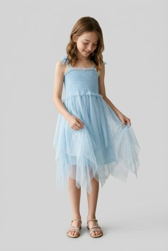 Suzi – festliches Trägerkleid in Hellblau mit Glitzertüll und Zipfelsaum