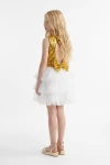 Paillettenkleid Riva in Weiß-Gold – Rückenausschnitt, Paillettenschleife in der Taille und Tülllagen – Rückansicht schräg