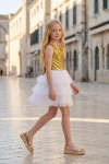 Paillettenkleid Riva in Weiß-Gold im Freien – Paillettenoberteil und Tüllrock in Lagen – Seitenansicht