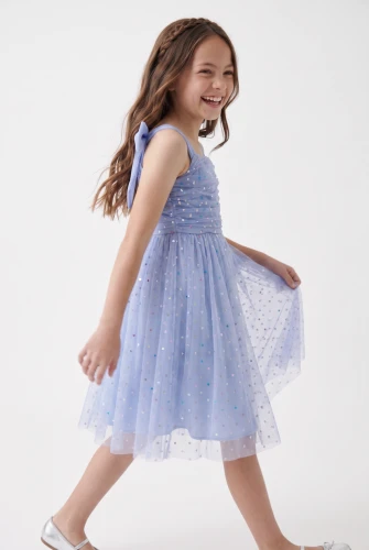 Festliches Trägerkleid Rina für Mädchen in Kornblumenblau – Tüll mit Pailletten und bunten Tupfen, zur Hochzeit
