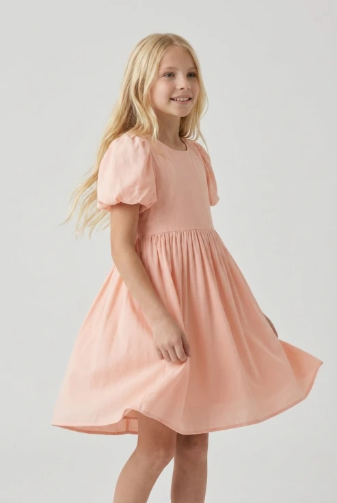 Kleid Sia in Pfirsichrosa für Mädchen – Puffärmel und schwingender Rock – Vorderansicht