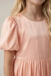 Kleid Sia in Pfirsichrosa – runder Ausschnitt und Puffärmel – Detailaufnahme