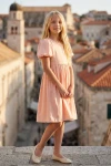 Kleid Sia in Pfirsichrosa – vor einem Altstadtturm – Ganzkörperansicht