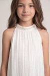 Plisseekleid Rozalia in Weiß – Neckholder-Kragen mit Perlen und Zierperlen – Detailaufnahme