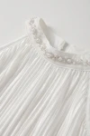 Plisseekleid Rozalia in Weiß – Wellenlinie aus Perlen am Kragen – Nahaufnahme