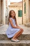 Kleid Harper in Hellblau – im Freien, sitzend