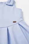 Kleid Harper in Hellblau – Schulterschleife und Falten an der Taille – Detailaufnahme