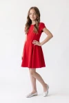 Kleid Rumi in Rot – anliegendes Oberteil und ausgestellter Rock – Dreiviertelansicht