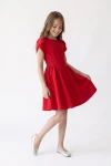 Kleid Rumi in Rot – seitlich ausgebreiteter Rock – Ganzkörperansicht