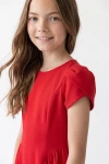 Kleid Rumi in Rot – Tulpenärmel und Stoffstruktur – Detail in Dreiviertelansicht
