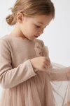 Tüllkleid Iga in Beige – Tüllschleife und Jersey-Oberteil mit langem Ärmel – Detail von der Seite