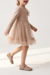 Tüllkleid Iga in Beige – Tüllrock mit Rüsche am Saum – in Bewegung
