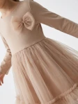Tüllkleid Iga in Beige – Schleife an der Brust und gekräuselter Tüll – Nahaufnahme