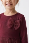 Tüllkleid Iga in Bordeaux – Tüllschleife und runder Ausschnitt – Detailaufnahme