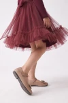 Tüllkleid Iga in Bordeaux – Tüllrüsche am Rocksaum in Bewegung – Detailaufnahme