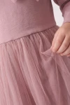 Tüllkleid Iga in Altrosa – glattes Oberteil und gekräuselter Tüll – Nahaufnahme