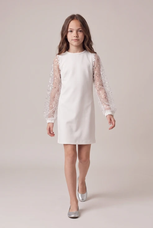 Kleid Vivienne in Weiß für Mädchen – Tüllärmel mit Pailletten – Ganzkörperansicht in Bewegung