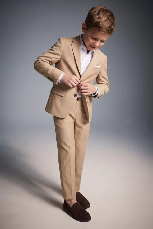 Anzug Liam in Sandbeige für Jungen – Sakko und Hose – Vorderansicht beim Schließen des Sakkos