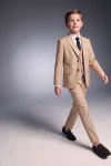 Anzug Liam in Sandbeige – Sakko, Weste, Hose und schwarze Krawatte – in Bewegung, von vorn
