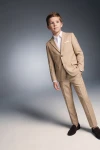 Anzug Liam in Sandbeige – geschlossenes Sakko, Hand in der Tasche – Dreiviertelansicht