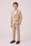 Anzug Liam in Sandbeige – Sakko geschlossen – Ganzkörperansicht, lockere Pose