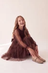 Tüllkleid Holly in Schokobraun – Tüllrock und Taillenschleife – im Sitzen