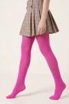 Strumpfhose in Fuchsia am Model, mit kariertem Faltenrock – Seitenansicht im Schritt