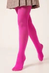 Strumpfhose in Fuchsia am Model – enger Bildausschnitt im Schritt, Seitenansicht