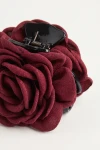 Haarklammer mit Rose in Bordeaux – Stoffrose auf schwarzer Klammer – Nahaufnahme