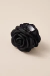 Haarklammer mit Rose in Schwarz auf beigem Hintergrund – Dreiviertelansicht