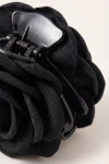 Haarklammer mit Rose in Schwarz – Feder und Stoffstruktur der Blütenblätter – Nahaufnahme