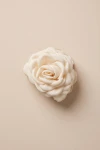 Haarklammer mit Rose in Hellbeige – Draufsicht auf beigem Hintergrund