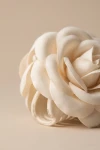 Haarklammer mit Rose in Hellbeige – Blütenblätter aus Stoff – Nahaufnahme